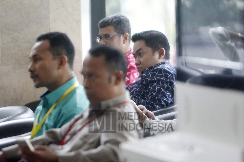 Ketua Komisi IV DPRD Klaten, Andy Purnomo menunggu di lobi Gedung KPK, Jakarta.