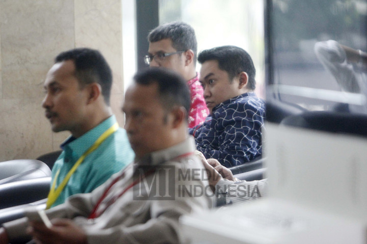 Ketua Komisi IV DPRD Klaten, Andy Purnomo menunggu di lobi Gedung KPK, Jakarta.