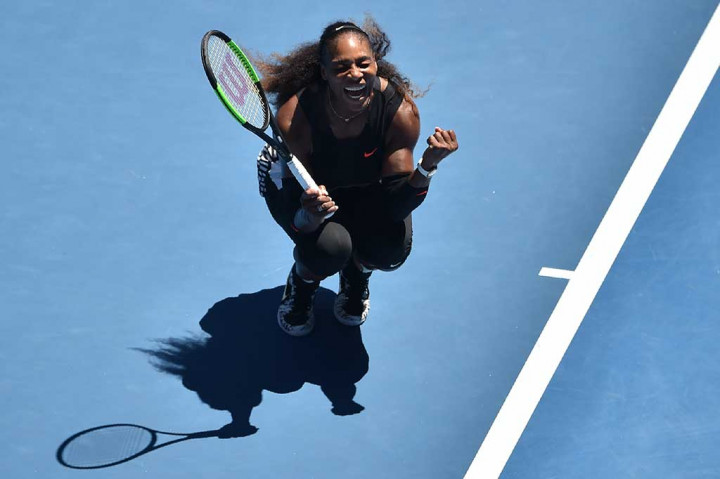 Serena Williams melakukan selebrasi usai menundukkan petenis Inggris Johanna Konta di perempat final Australia Terbuka.