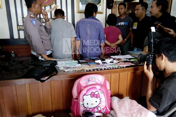 Polisi berhasil menangkap tiga pelaku penculikan anak di sebuah warung kopi di Kampung Leuwidahu Kaler, Tasikmalaya, Sabtu (21/1).
