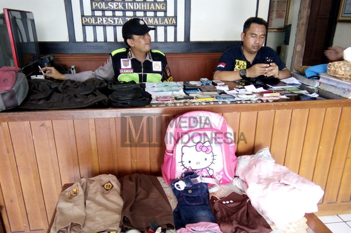 Dari kasus penculikan tersebut, polisi mengamankan barang bukti antara lain, jaket kulit, tas pinggang dua buah, 8 handpone, ATM BNI, BCA, BRI 3 buah, Viva membercard, SIM Card, Buku Tabungan serta uang Rp600 ribu. Sedangkan, pakaian seragam sekolah pramuka, tas, kerudung, buku dan sepatu milik korban.