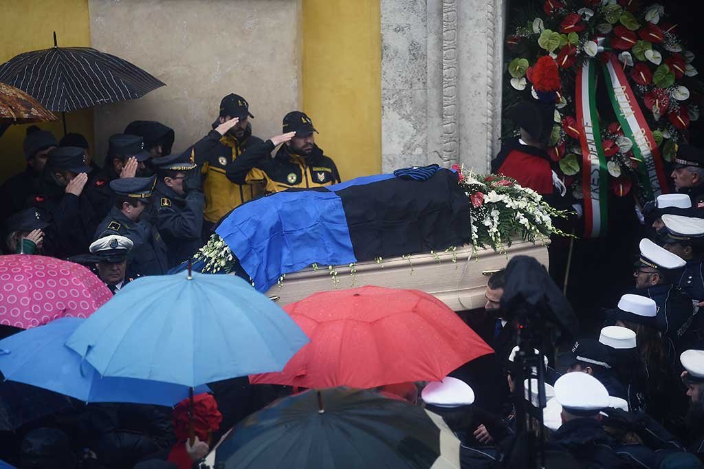 Upacara pemakaman untuk korban tewas akibat salju longsor yang menimbun Hotel Rigopiano di Italia Tengah, dilaksanakan di Farindola, Selasa waktu setempat.