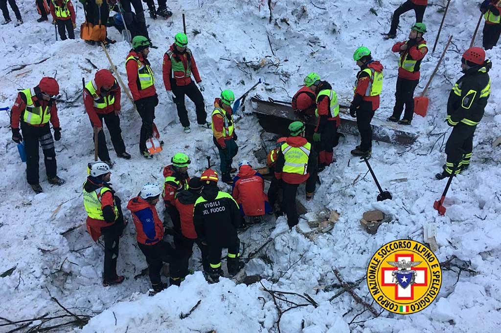Tim penyelamat berusaha sekuat tenaga untuk mengevakuasi korban di reruntuhan Hotel Rigopiano. 