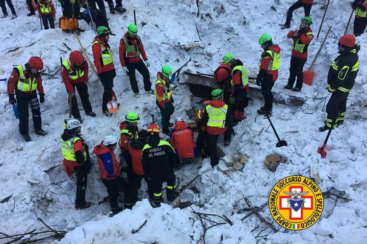 Tim penyelamat berusaha sekuat tenaga untuk mengevakuasi korban di reruntuhan Hotel Rigopiano. 
