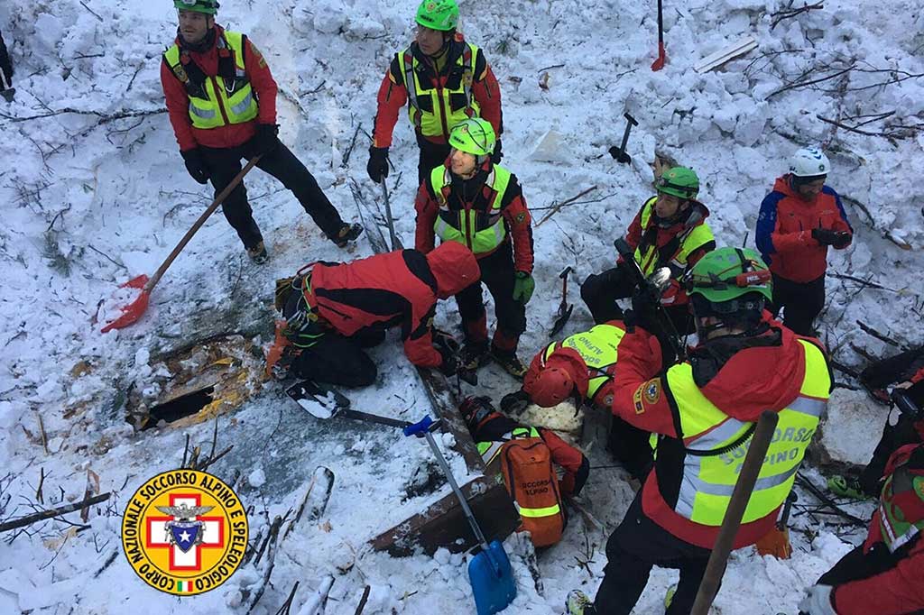 Saat salju longsor terjadi pada 18 Januari lalu, ada 40 orang di dalam hotel tersebut: yaitu 28 tamu dan 12 pegawai.