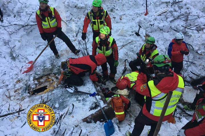 Saat salju longsor terjadi pada 18 Januari lalu, ada 40 orang di dalam hotel tersebut: yaitu 28 tamu dan 12 pegawai.