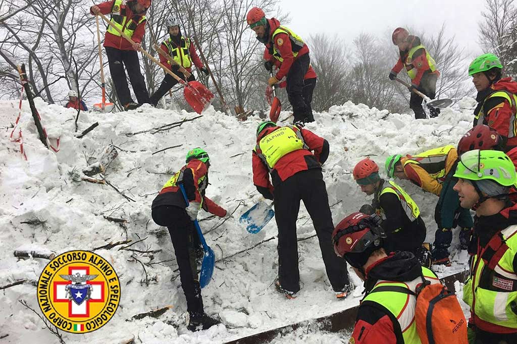 Sejauh ini, 11 orang selamat dalam peristiwa itu, termasuk sembilan orang yang diselamatkan oleh petugas pertolongan. Empat anak kecil juga termasuk yang diselamatkan petugas pertolongan.