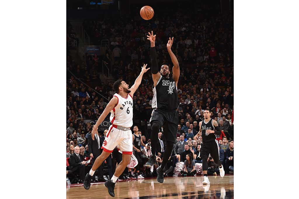 Power forward LaMarcus Aldridge mencetak 21 poin. 