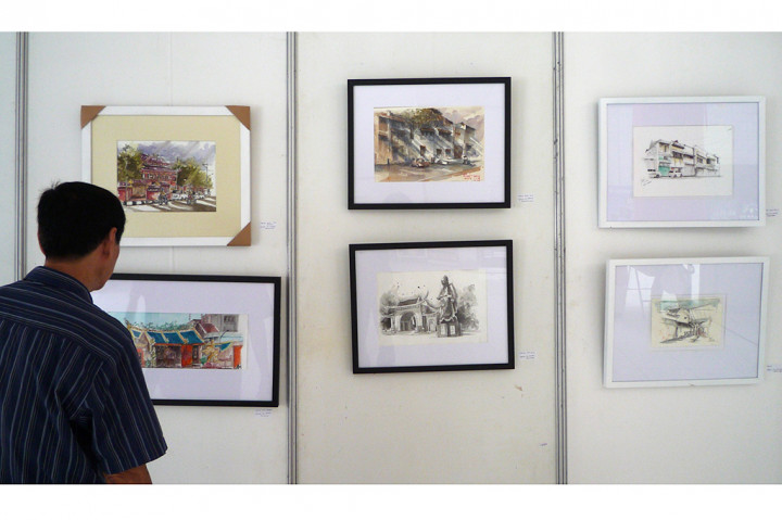 Pengunjung mengamati gambar sketsa tentang Pecinan pada pameran Sketsa Semarang Sketchwalk di Pasar Imlek Semawis, Semarang, Jawa Tengah.