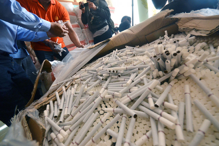 Petugas menunjukkan rokok ilegal tanpa kemasan hasil sitaan di Kanwil Bea dan Cukai Sulawesi, Makassar, Sulawesi Selatan.