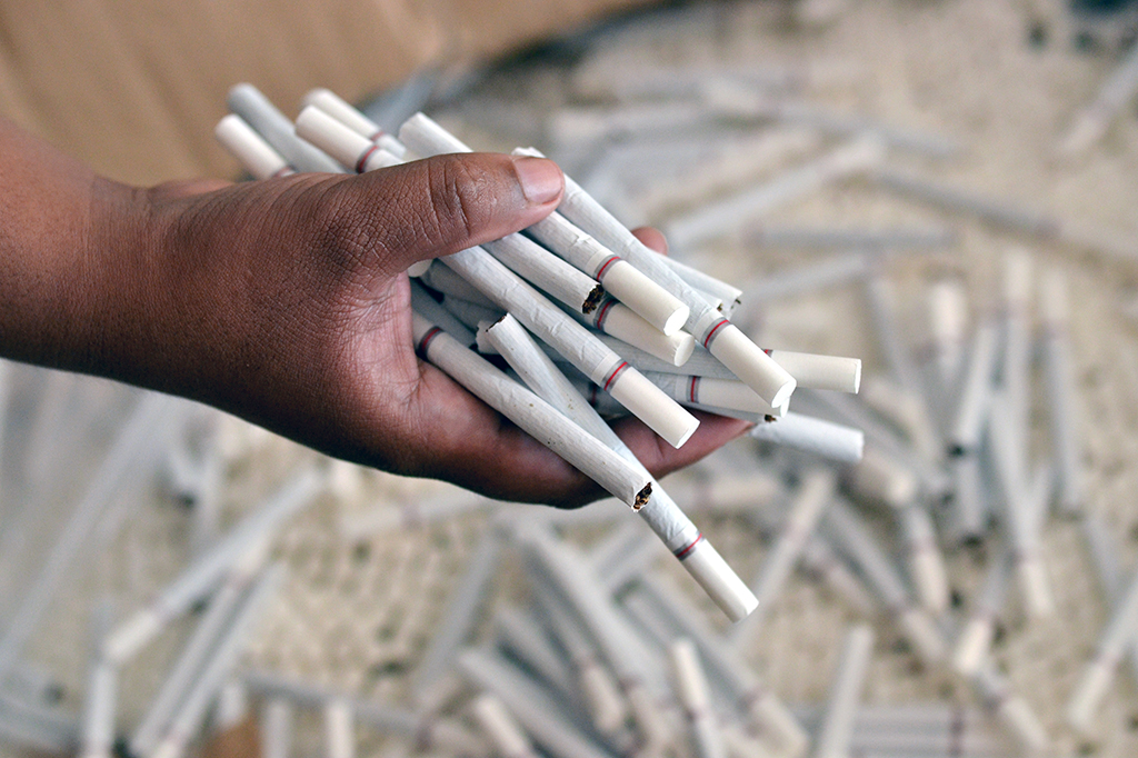 Petugas menunjukkan rokok ilegal tanpa kemasan hasil sitaan di Kanwil Bea dan Cukai Sulawesi, Makassar, Sulawesi Selatan.