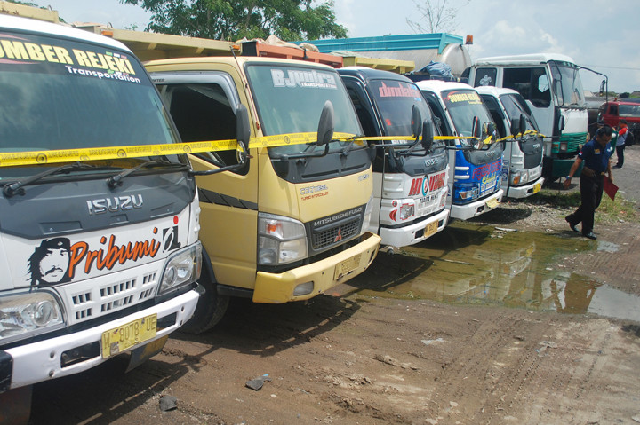 Sejumlah truk diamankan Satreskrim Polres Mojokerto Kota di lokasi tambang Galian C ilegal di Desa Madureso, Kecamatan Dawar Blandong, Mojokerto, Jawa Timur.
