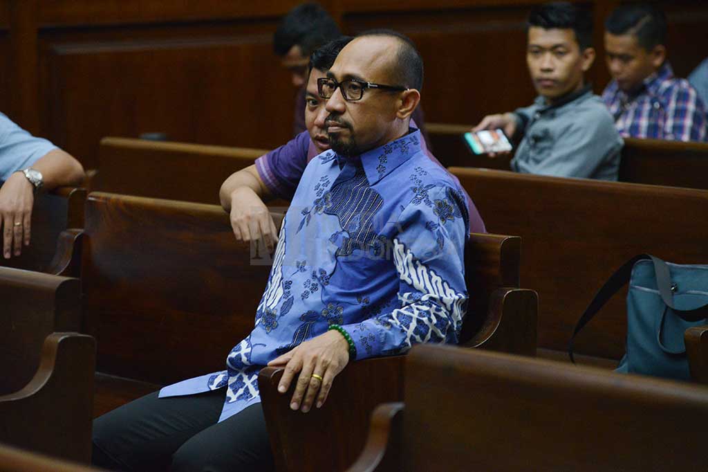 Mantan Ketua Kelompok Fraksi Partai Amanat Nasional (Kapoksi PAN) di Komisi V DPR Andi Taufan Tiro bersiap menjalani sidang perdana di Pengadilan Tipikor, Jakarta, Rabu.