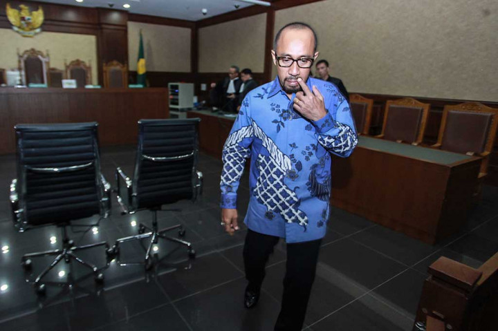 Andi Taufan Tiro meninggalkan ruang sidang usai mengikuti persidangan dengan agenda pembacaan dakwaan di Pengadilan Tipikor, Jakarta.