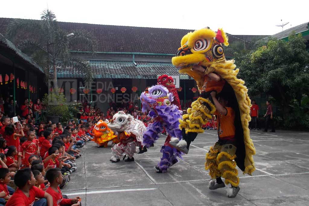 Siswa SD Warga Surakarta, Jawa Tengah antusias menyaksikan pertunjukan barongsai yang digelar di halaman sekolah, Rabu.