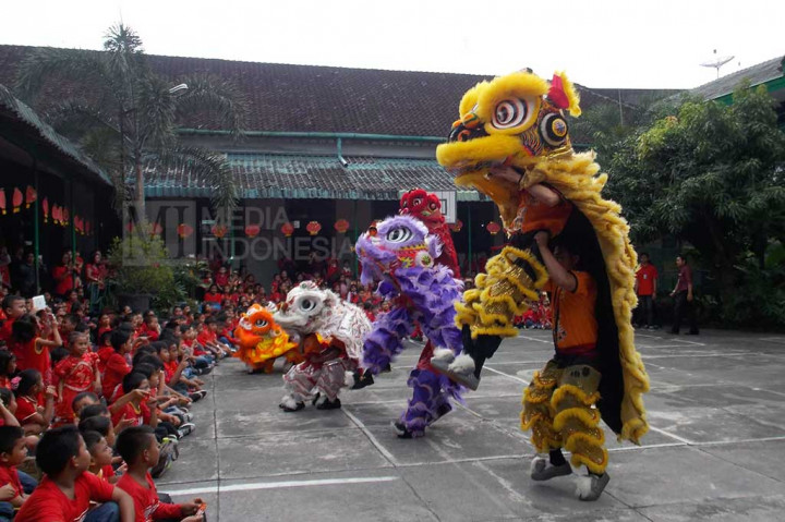 Siswa SD Warga Surakarta, Jawa Tengah antusias menyaksikan pertunjukan barongsai yang digelar di halaman sekolah, Rabu.