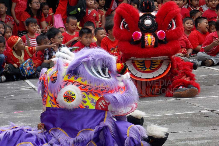 Siswa SD Warga Surakarta, Jawa Tengah antusias menyaksikan pertunjukan barongsai yang digelar di halaman sekolah, Rabu.