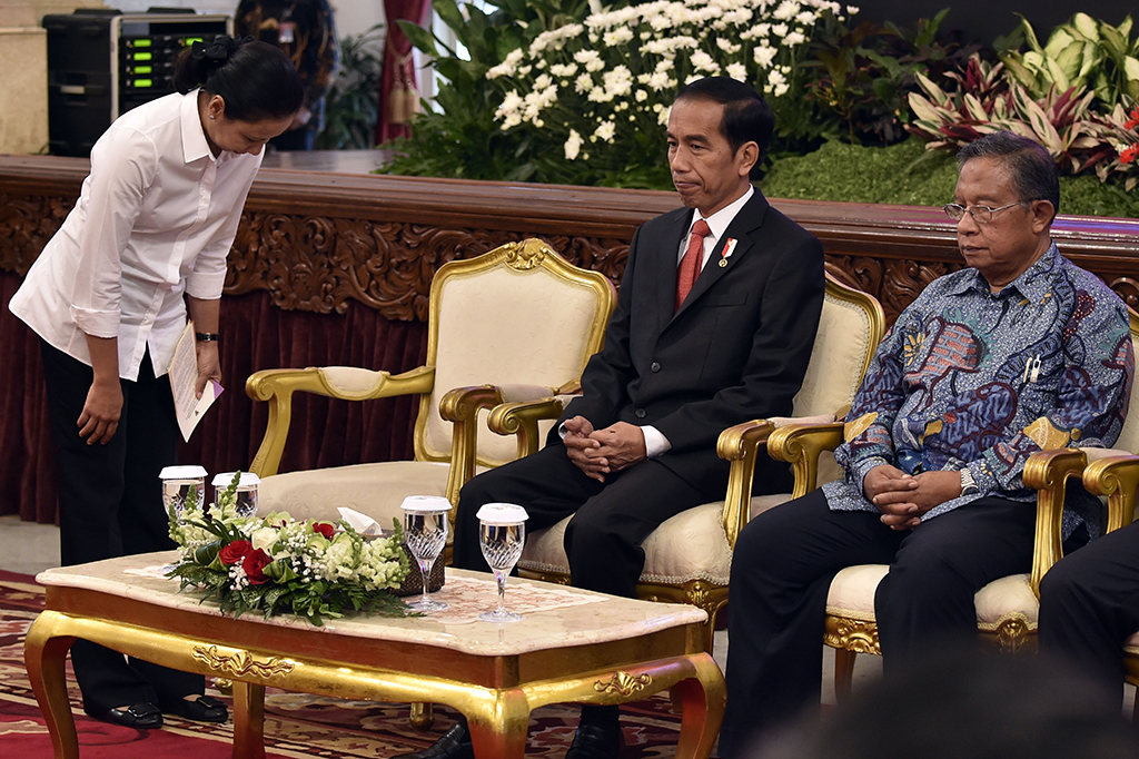 Presiden Jokowi didampingi Menko Perekonomian Darmin Nasution dan Menteri BUMN Rini Soemarno menghadiri pembukaan Executive Leadership Program bagi Direksi BUMN di Istana Negara, Jakarta.