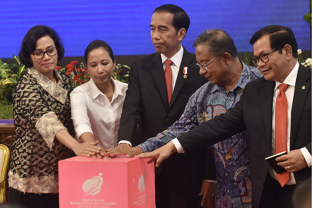 Presiden Jokowi bersama Menteri BUMN Rini Soemarno, Menkeu Sri Mulyani, Menko Perekonomian Darmin Nasution, dan Seskab Pramono Anung membuka Executive Leadership Program bagi Direksi BUMN di Istana Negara, Jakarta.