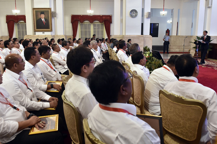 Presiden Joko Widodo menyampaikan arahan saat pembukaan Executive Leadership Program bagi Direksi BUMN di Istana Negara, Jakarta.