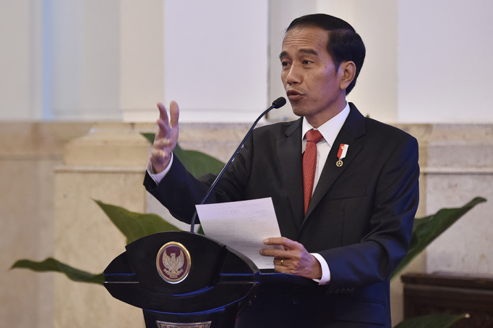 Presiden Joko Widodo menyampaikan arahan saat pembukaan Executive Leadership Program bagi Direksi BUMN di Istana Negara, Jakarta.