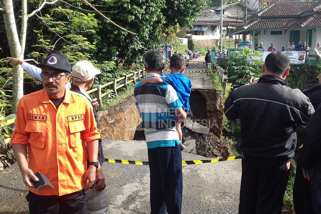 Jembatan Penghubung di Sukabumi Ambles