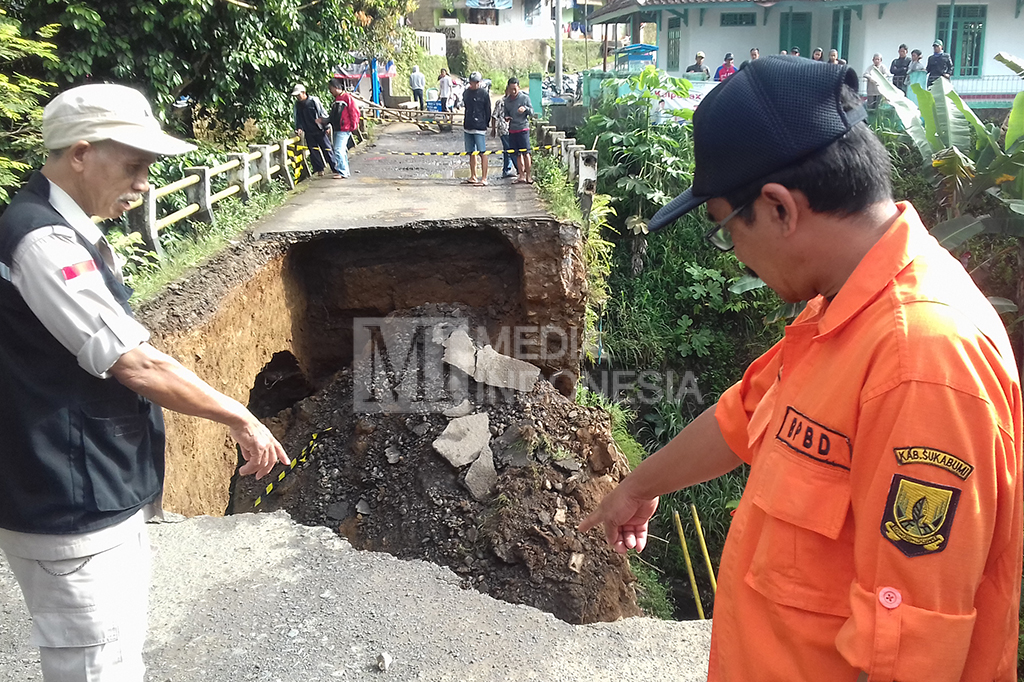 Jembatan Penghubung di Sukabumi Ambles