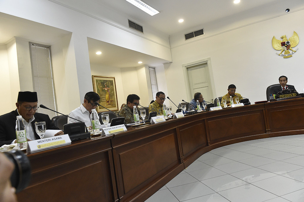 Presiden Joko Widodo (kanan) memimpin rapat terbatas tentang pembentukan bank wakaf di Kantor Presiden, Jakarta.