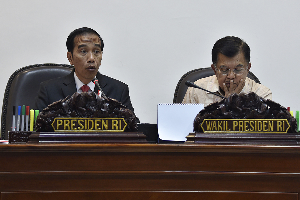 Presiden Joko Widodo (kiri) dan Wakil Presiden Jusuf Kalla saat rapat terbatas tentang pembentukan bank wakaf di Kantor Presiden, Jakarta.