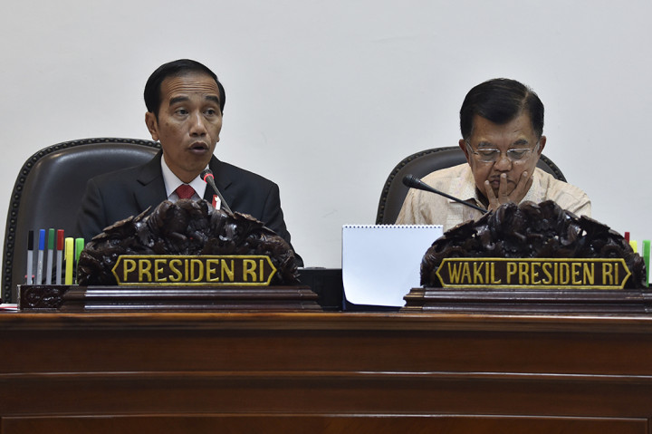 Presiden Joko Widodo (kiri) dan Wakil Presiden Jusuf Kalla saat rapat terbatas tentang pembentukan bank wakaf di Kantor Presiden, Jakarta.