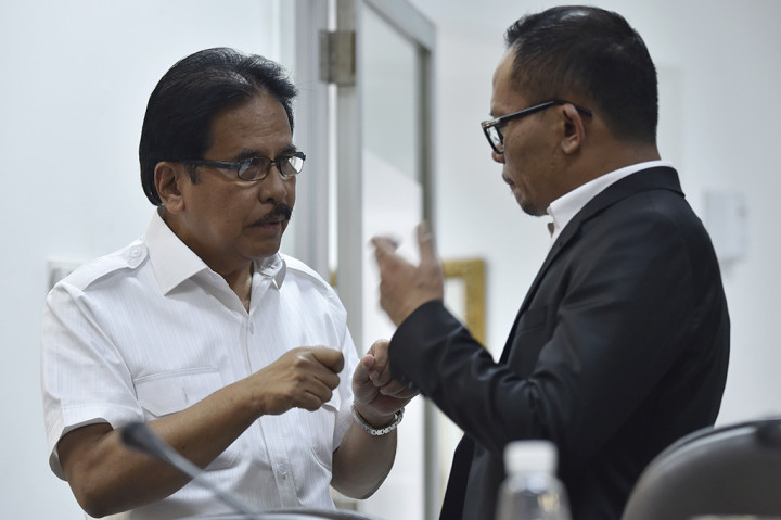 Menteri Agraria dan Tata Ruang Sofyan Djalil (kiri) dan Menteri Tenaga Kerja Hanif Dhakiri mengikuti rapat terbatas tentang pembentukan bank wakaf di Kantor Presiden, Jakarta.