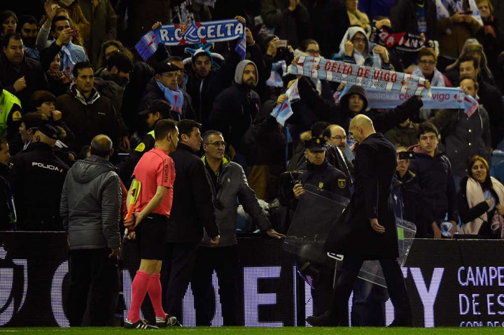 Pelatih Madrid Zinedine Zidane tertunduk lesu meninggalkan lapangan.