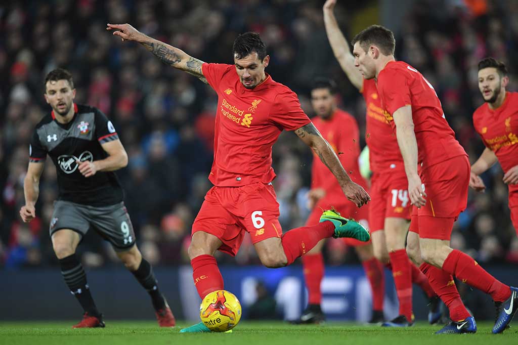 Harus mengejar devisit satu gol, Liverpool tampil menyerang sejak wasit meniup peluit tanda pertandingan dimulai. Tendangan Dejan Lovren belum mengenai sasaran.