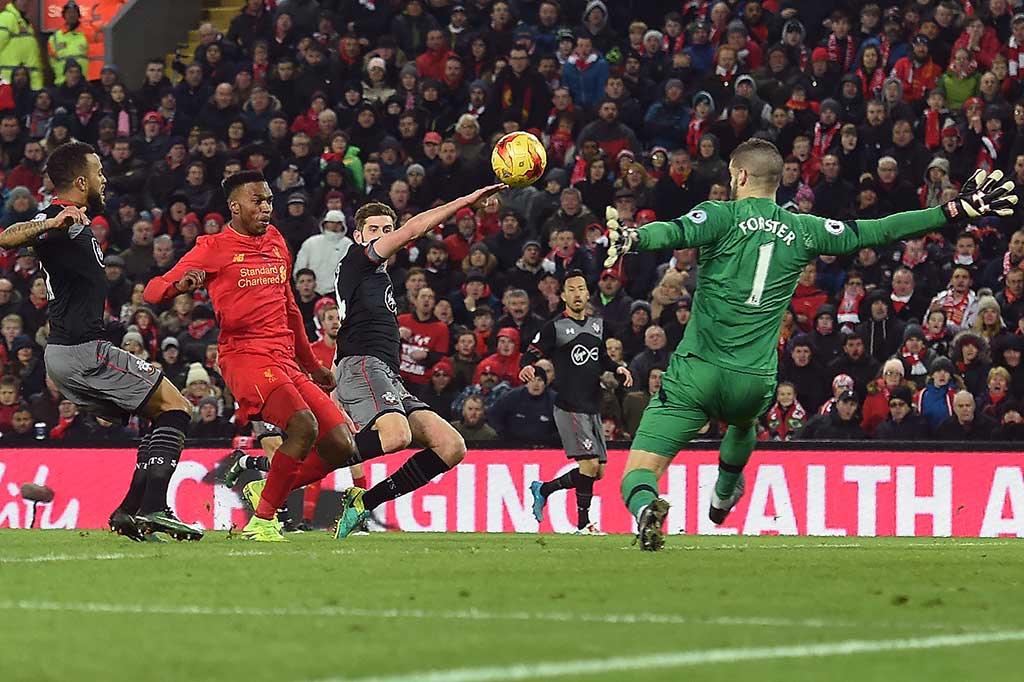 Sturridge kembali mendapat peluang besar untuk mencetak gol, namun tendangannya masih melambung di atas mistar gawang yang dijaga Fraser Forster.