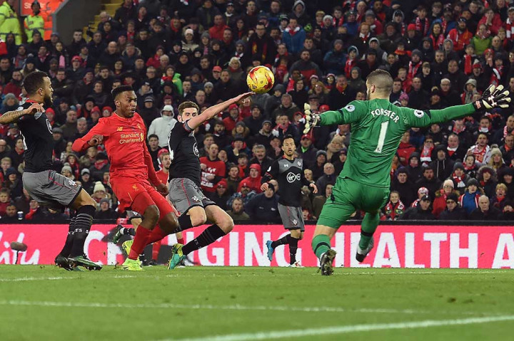 Sturridge kembali mendapat peluang besar untuk mencetak gol, namun tendangannya masih melambung di atas mistar gawang yang dijaga Fraser Forster.
