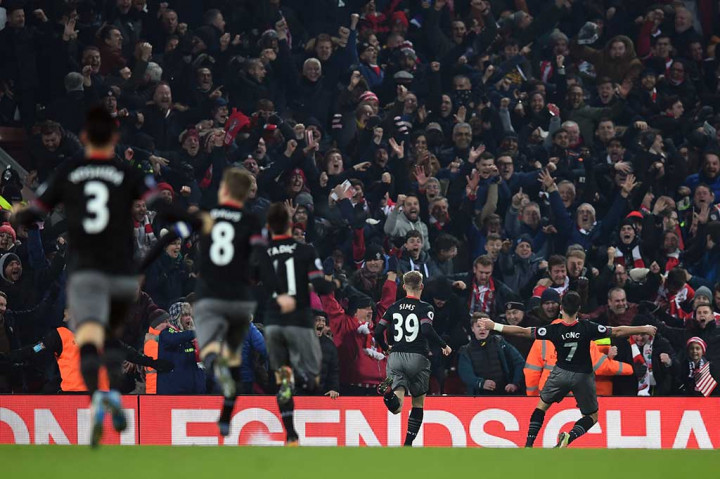 Namun pada detik-detik akhir pertandingan tim tamu justru berhasil mencetak gol lewat serangan balik dan dituntaskan oleh Shane Long.