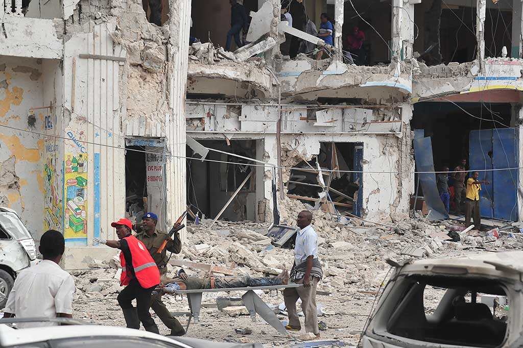 Serangan yang diklaim dilakukan militan Somalia Al-Shabab di dekat pintu gerbang sebuah hotel tersebut mengakibatkan sedikitnya 15 orang tewas.