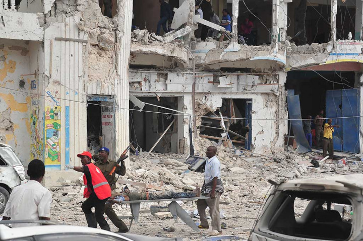 Serangan yang diklaim dilakukan militan Somalia Al-Shabab di dekat pintu gerbang sebuah hotel tersebut mengakibatkan sedikitnya 15 orang tewas.