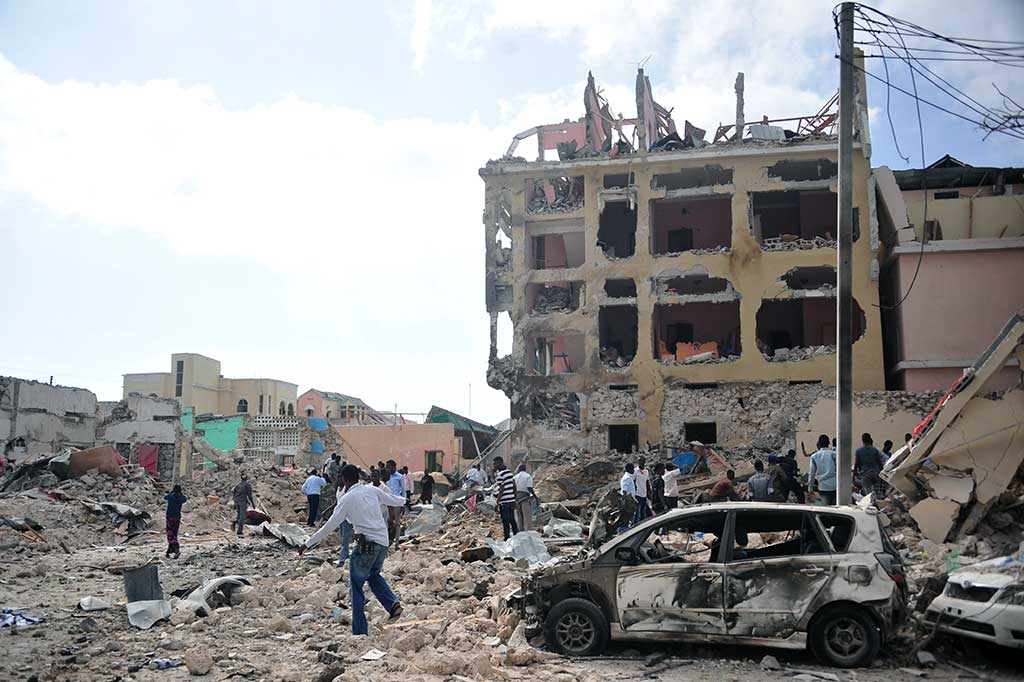 Warga berada di lokasi ledakan bom mobil di Hotel Dayah, Mogadishu.