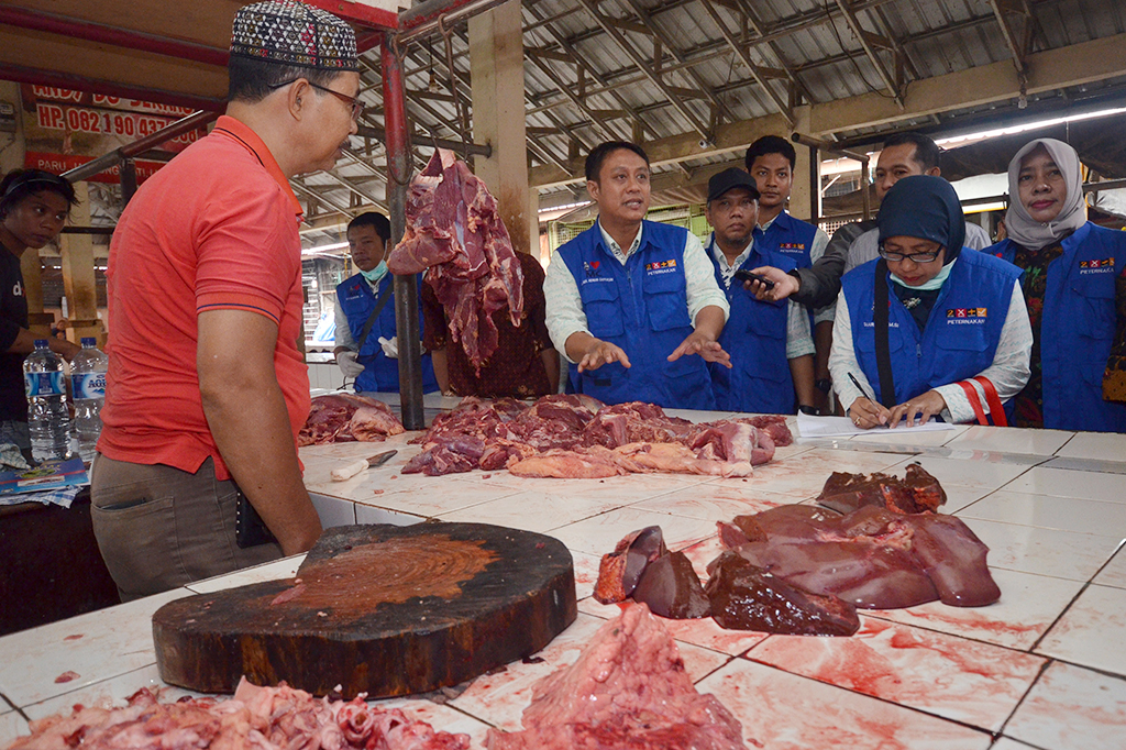 Tim Kesehatan Masyarakat Veteriner (Kesmavet) Dinas Kelautan Perikanan Pertanian dan Peternakan melakukan sidak dan pengambilan sampel bahan pangan hewani dari daging sapi di pasar tradisional Pabaeng-baeng, Makassar, Sulawesi Selatan.