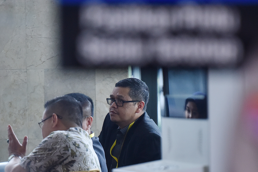 Wakil Ketua Komisi V DPR Yudi Widiana berada di ruang tunggu sebelum menjalani pemeriksaan di gedung KPK, Jakarta.