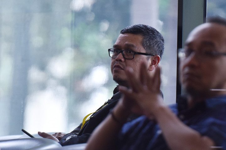 Wakil Ketua Komisi V DPR Yudi Widiana berada di ruang tunggu sebelum menjalani pemeriksaan di gedung KPK, Jakarta.