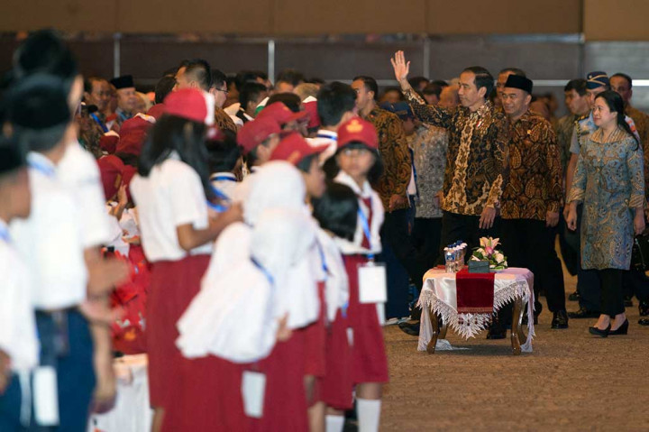 Presiden Joko Widodo didampingi Menko PMK Puan Maharani, dan Menteri Pendidikan dan Kebudayaan Muhadjir Effendy melambaikan tangan saat tiba di lokasi pembukaan Rembuk Nasional Pendidikan dan Kebudayaan (Rembuknas) 2017 di Jakarta, Kamis.