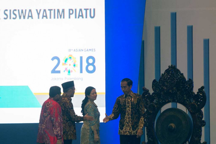 Presiden Jokowi berjabat tangan dengan Menko PMK Puan Maharani, Mendikbud Muhadjir Effendy, dan Plt. Gubernur DKI Jakarta Soni Sumarsono saat membuka Rembuknas 2017.