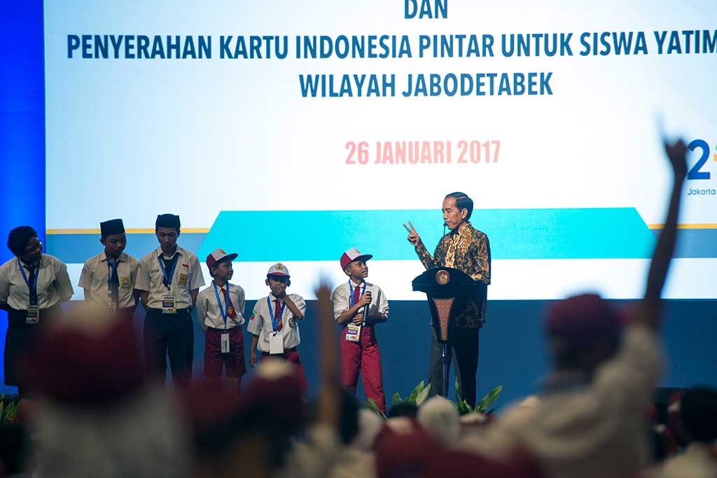 Di sela-sela membagikan KIP, Presiden menggelar kuis bagi siswa yang hadir dengan hadiah sepeda.
