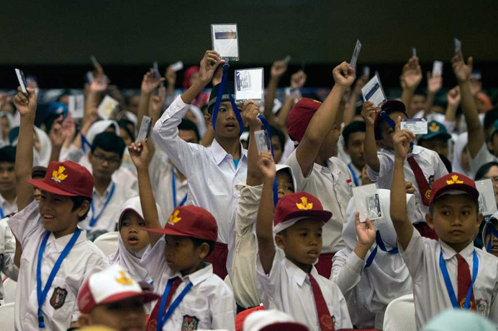 Para siswa menunjukkan Kartu Indonesia Pintar (KIP).