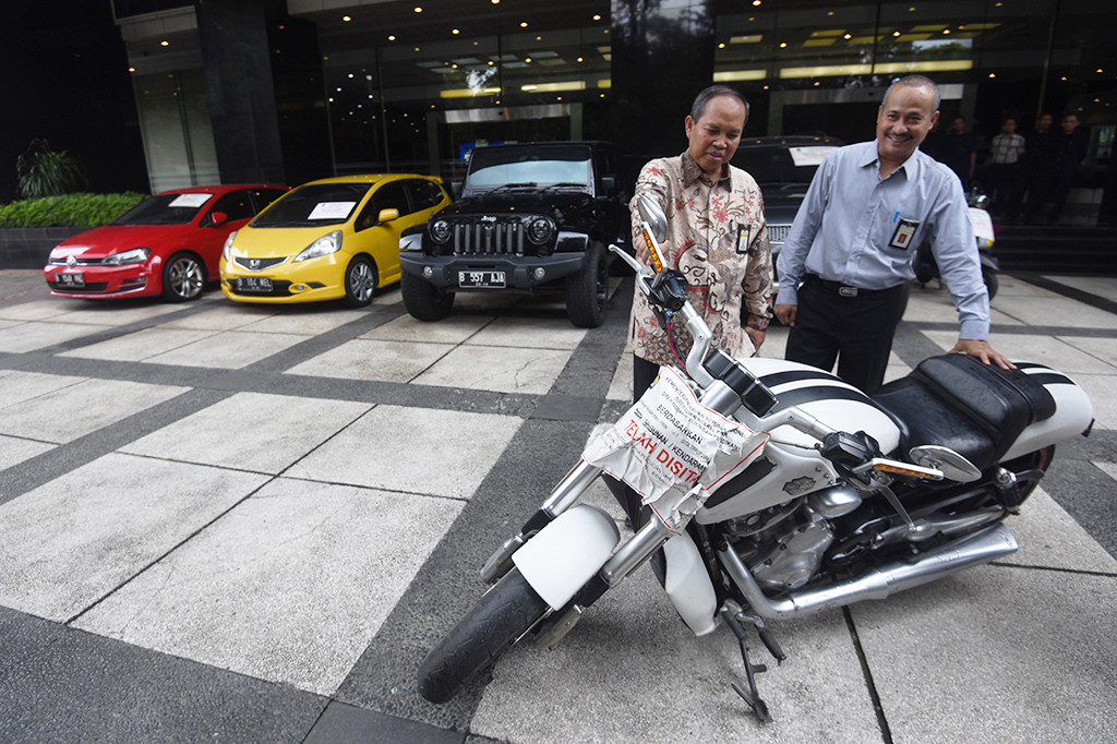Direktur Penegakan Hukum DJP Dadang Suwarna (kiri) didampingi Kasubdit Penyidikan DJP Abdul Aziz memeriksa barang bukti kendaraan mewah yang disita terkait kasus dugaan TPPU di Kantor Pusat Dirjen Pajak, Jakarta.