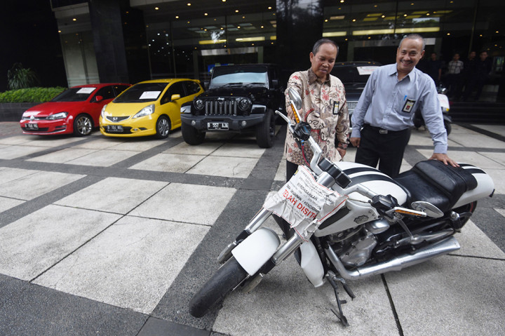 Direktur Penegakan Hukum DJP Dadang Suwarna (kiri) didampingi Kasubdit Penyidikan DJP Abdul Aziz memeriksa barang bukti kendaraan mewah yang disita terkait kasus dugaan TPPU di Kantor Pusat Dirjen Pajak, Jakarta.