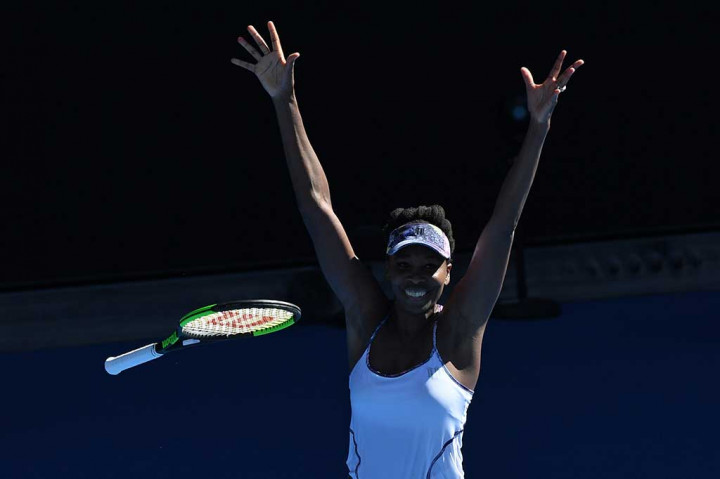 Venus Williams membuang raketnya usai menundukkan rekan senegaranya Coco Vandeweghe 6-7(3), 6-2, dan 6-3 di semifinal Australia Terbuka.