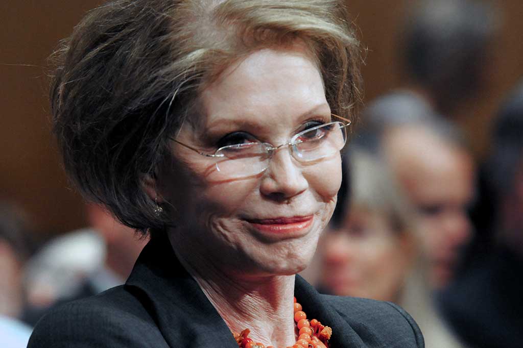 Moore, peraih anugerah Emmy Award lahir di Brooklyn, New York pada 29 Desember 1936.